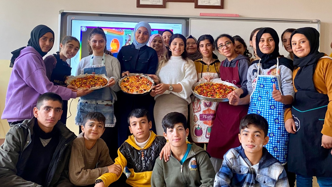 8. Sınıflarla İngilizce Dersi Kapsamında Pizza Yaptık